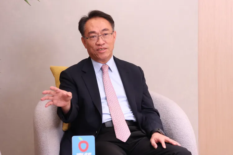 張祐銘分享相較於市面上常見的注射形的外泌體，朝和生醫讓外泌體以口服形式進入日常保健市場。莊宗達攝