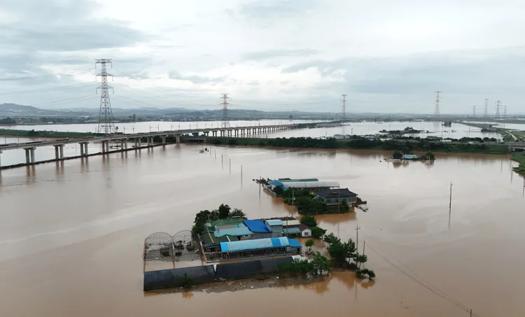 西部忠清南道禮山郡的房屋只露出屋頂。路透