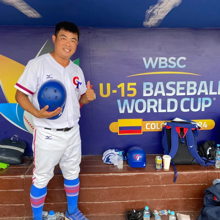 南港高工總教練蘇瑋傑曾是中華隊教練，還穿著制服大方比讚。取自蘇瑋傑臉書公開照片