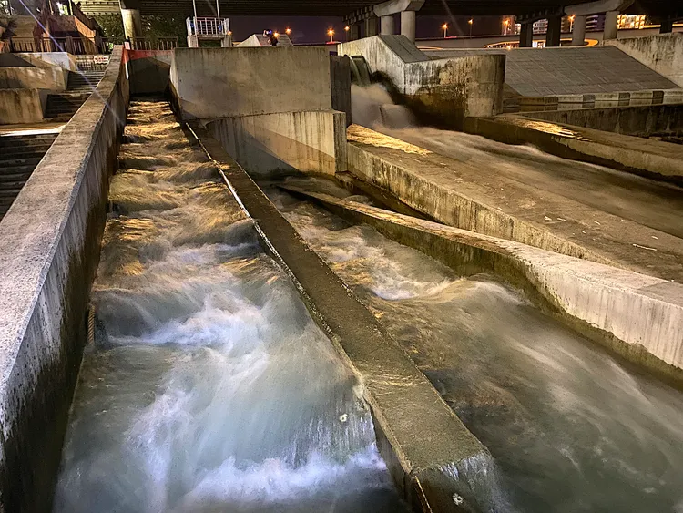昨日爆發蟹潮推測是因薇帕颱風過境，恰巧讓新店溪在碧潭堰的流量達到高峰。水利局提供