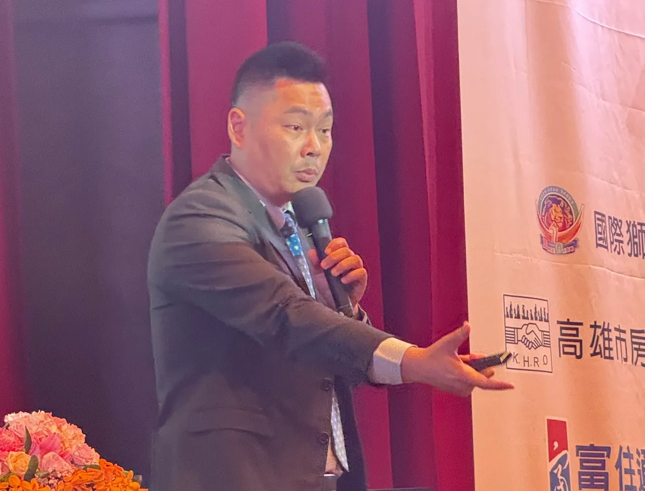 世邦魏理仕不动产估价师联合事务所所长施甫学表示,商用不动产今年整体交易量虽衰退,但减幅相对住宅轻,未来高雄台积电厂区周边,会产生强劲商办需求。叶家铭摄