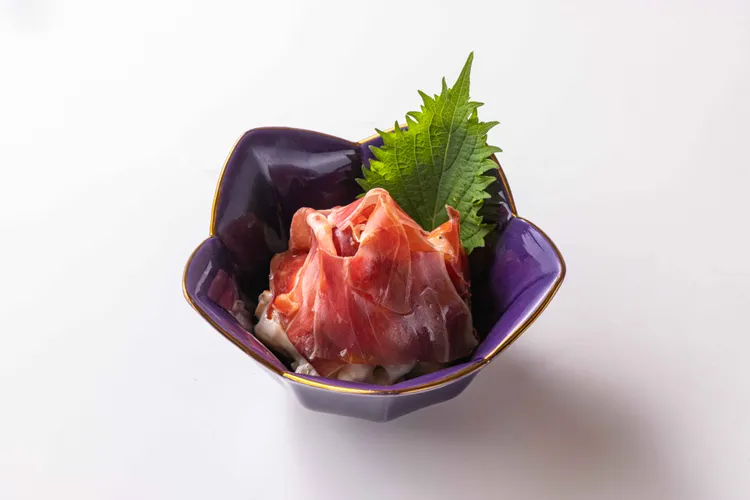 涼拌生火腿水果白醬。業者提供