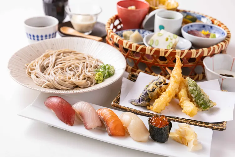天婦羅蕎麥麵與握壽司五貫懷石籠。業者提供