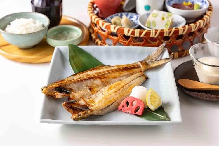 午仔魚一夜干懷石籠。業者提供