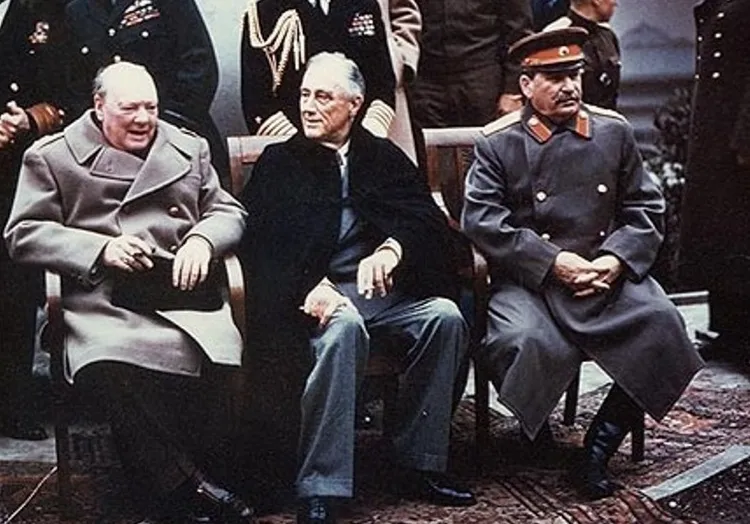 英國首相邱級爾（左起）、美國總統羅斯福與蘇聯領導人史達林在「雅爾達會議」碰面。翻攝wiki/YaltaConference