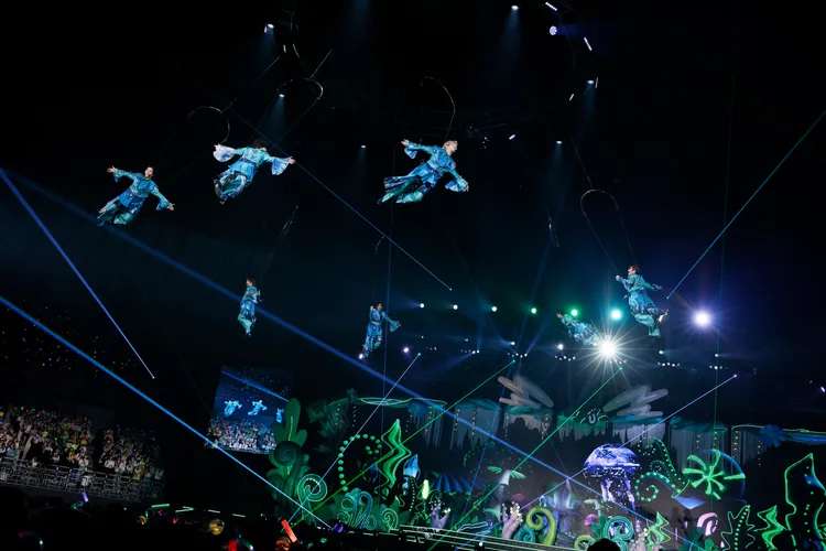 浪花男子演唱會的亮點之一，是7帥在距離地面約10公尺的高度進行華麗的空中飛行。大鴻藝術BIG ART提供