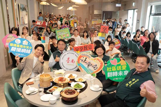 市長官邸吃美味烤鴨 孩子都笑了! 「想跟媽媽分享」一句話好催淚