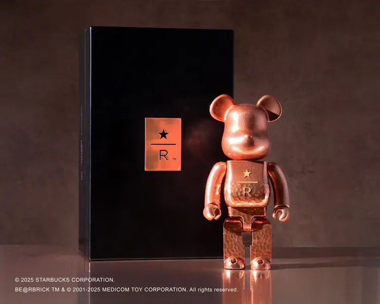 400%錫典藏24K BE@RBRICK ROYAL SELANGOR，售價19萬9999元。星巴克提供