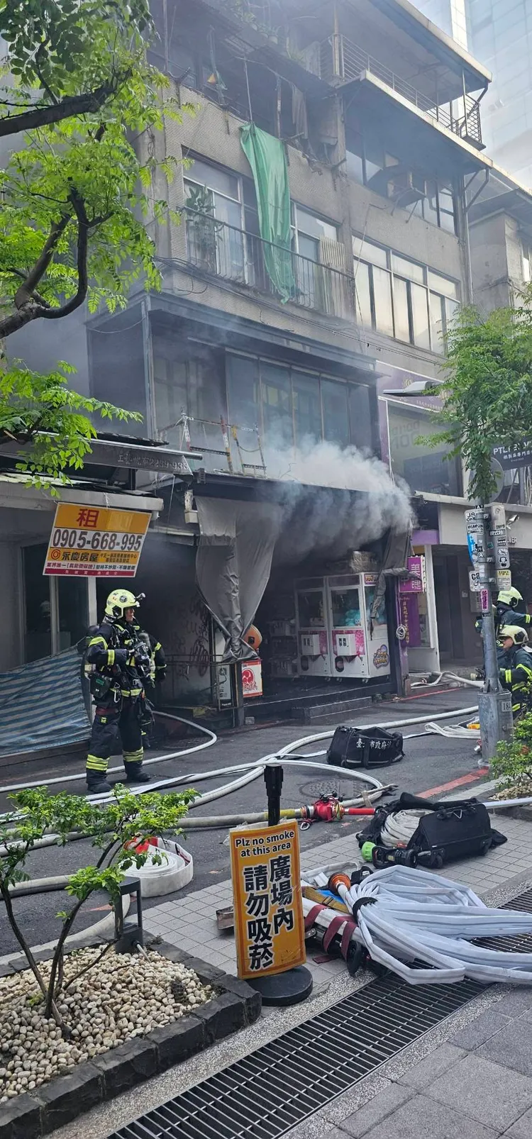 消防人員到場滅火。翻攝畫面