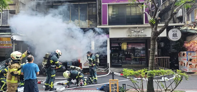 消防人員到場滅火。翻攝畫面