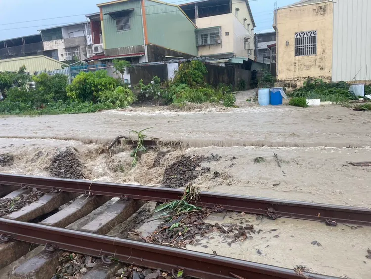 今（8日）彰化地區降下暴雨，造成台鐵部分路線遭掏空預計今日18時才完成搶修。台鐵提供
