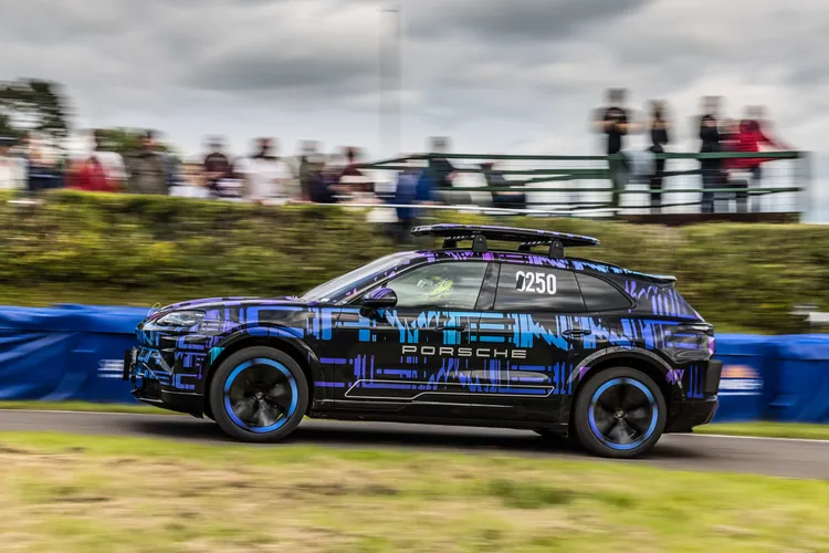 原型車搭載保時捷最新的主動車高控制系統（Porsche Active Ride），即使面對劇烈煞車、急彎與強勁加速，車身仍可保持水平並精準貼合路面。原廠照片