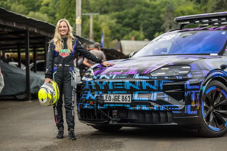 保時捷派出接近量產的電動Cayenne原型車，由TAG Heuer保時捷電動方程式車隊模擬器及研發車手Gabriela Jílková駕駛挑戰爬坡紀錄。原廠照片