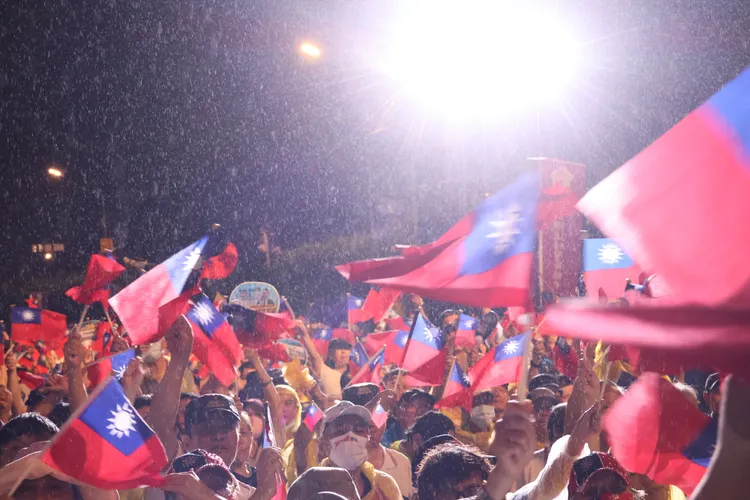國民黨選前之夜支持者在雨中高舉國旗。莊宗達攝