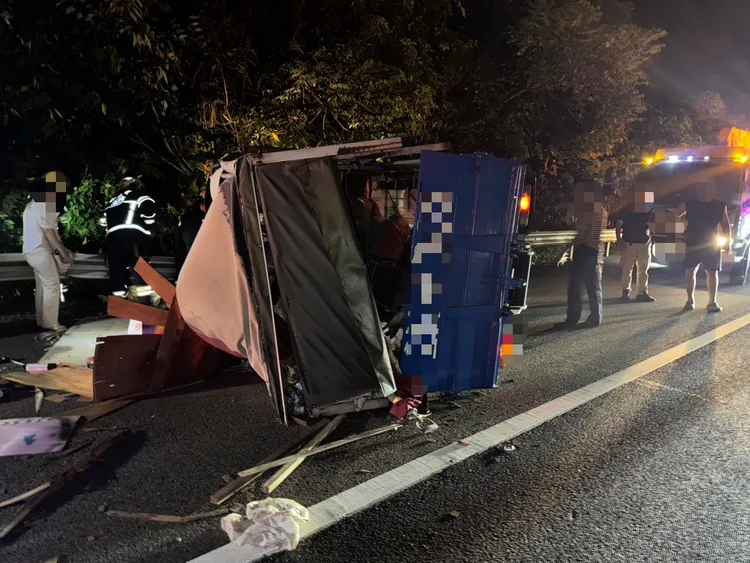 小貨車於外側車道翻覆。警方提供