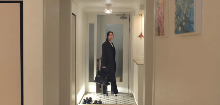 文佳煐搭配了Delvaux經典Tempête XL手袋。翻攝愛奇藝