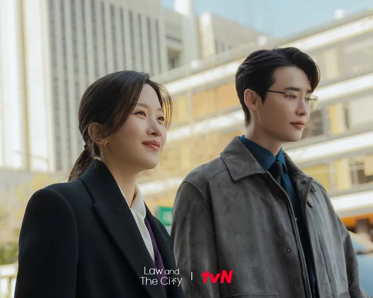 文佳煐（左）、李鍾碩（右）出演新劇《瑞草洞》。翻攝tvN Asia IG