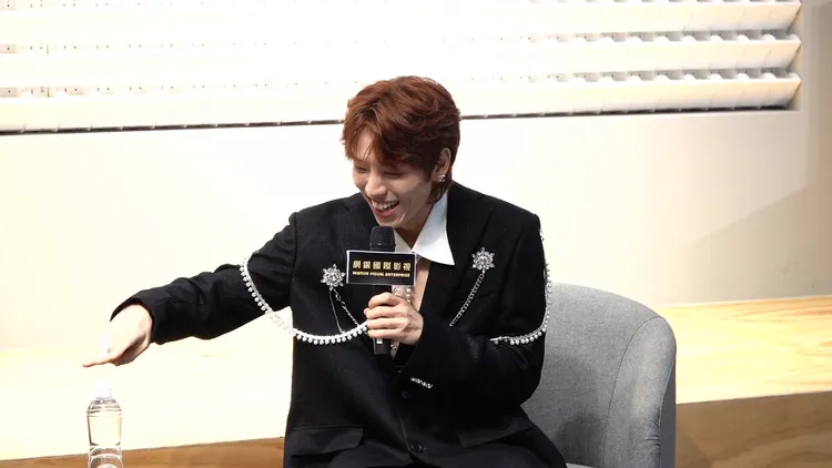 張東雨把手指當筷子，學中文「請給我吃一口」。彭欣偉攝