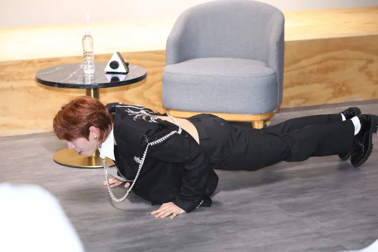 張東雨突然做起伏地挺身，一做就是24下。彭欣偉攝