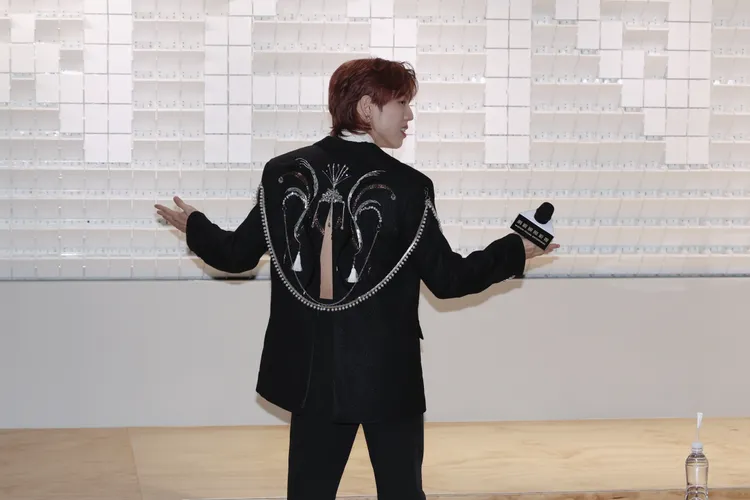 張東雨裡面沒穿，背後大開衩。彭欣偉攝