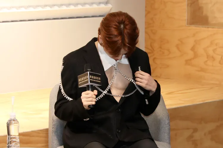 張東雨打開外套檢查自己的服裝，意外露點。彭欣偉攝