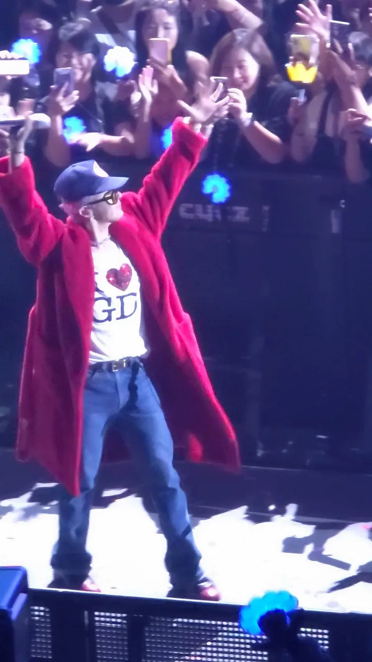 GD最後穿上浴袍繞場。讀者提供