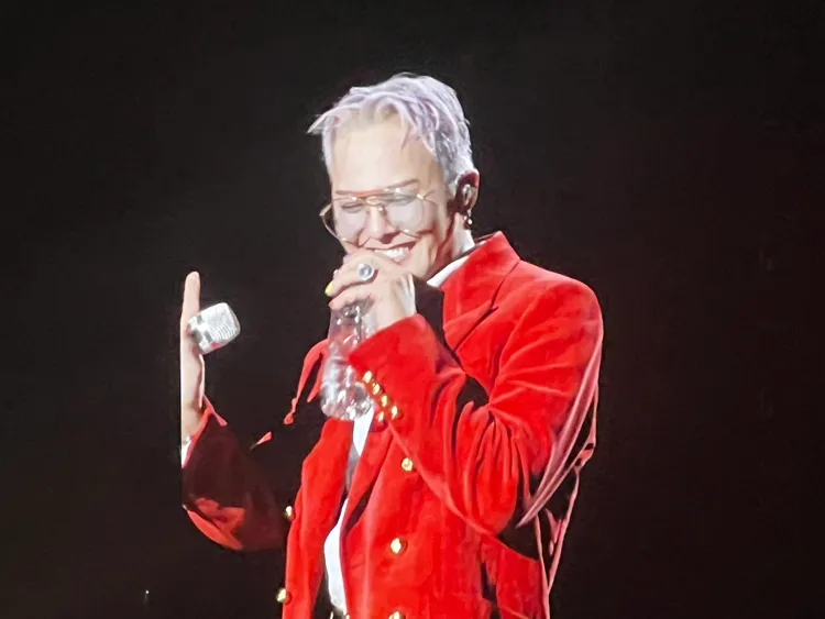 GD今天第3場穿紅色西裝。讀者提供