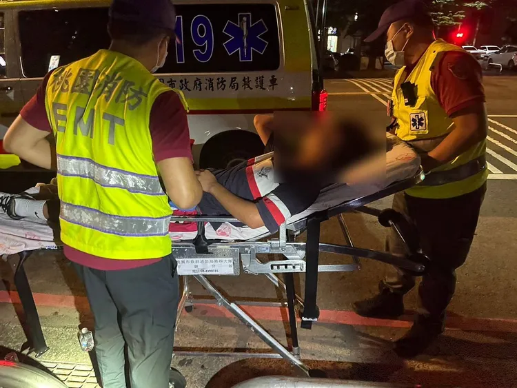 男學生送醫。平鎮警分局提供