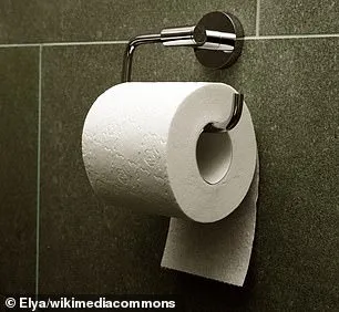 專家說，像這樣拉口朝外，也就是拉口放在下方，才是比較衛生的掛法，取自網路。
