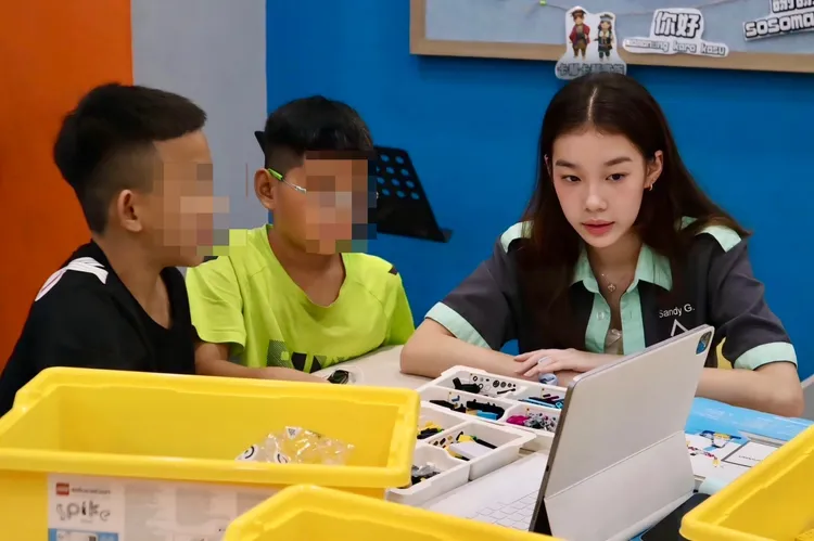 郭台銘與曾馨瑩的16歲大女兒妞妞（郭曉如），向媽媽看齊從小做公益，6月底跟同學到台東一星期當義工。