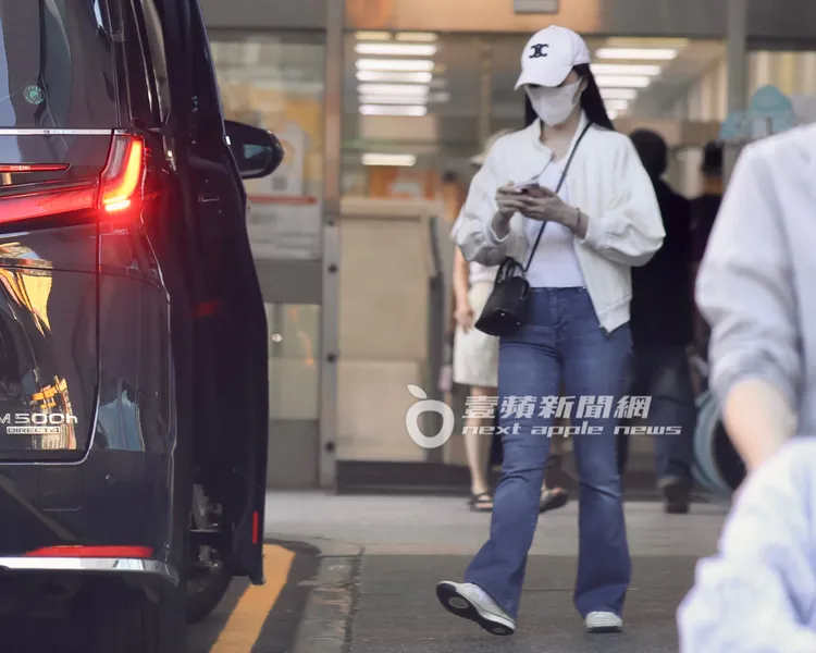 前天傍晚時分，曾馨瑩邊滑手機走出北醫側門。特勤中心攝