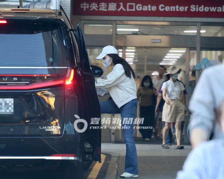 曾馨瑩探望婆婆初永真之後，從北醫中央走廊入口上車。特勤中心攝