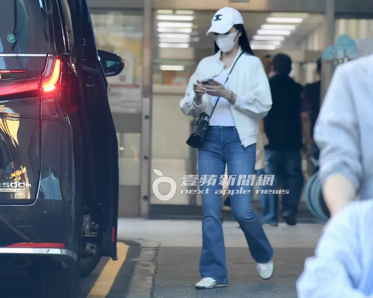 曾馨瑩頭戴Celine棒球帽、肩背愛馬仕包，將帽簷壓低十分低調。特勤中心攝