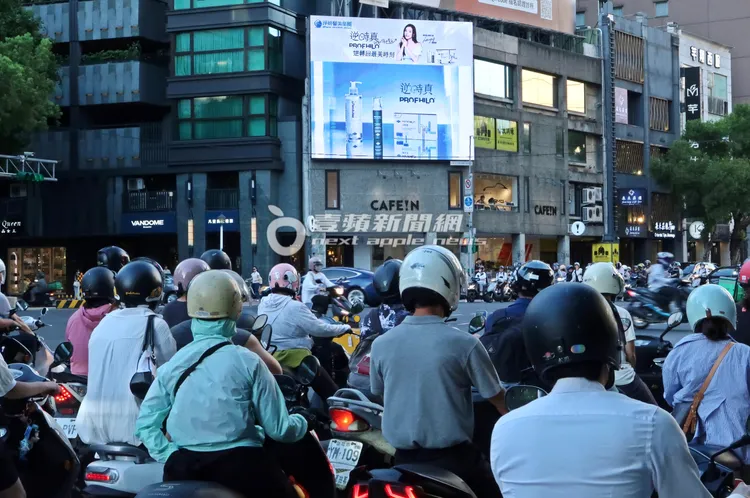 曾馨瑩首度接拍再生醫學形象廣告，在車水馬龍的捷運古亭站外電視牆輪播。特勤中心攝
