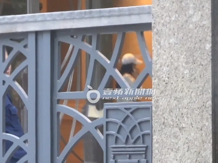 曾馨瑩一邊講手機下車走進住處。特勤中心攝