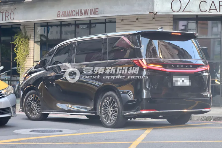 曾馨瑩搭乘595萬元凌志LM 500h四人座新車返家。特勤中心攝