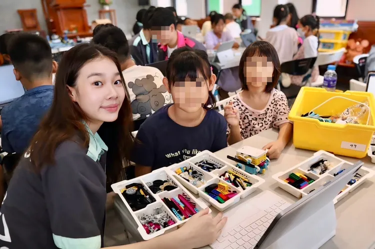 曾馨瑩16歲女兒妞妞（左）和同學到台東做慈善公益。