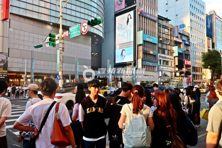 曾馨瑩代言瑞士再生醫學品牌「逆時真PROFILO」形象廣告，在人來人往的新光三越南西店前電視牆輪播。特勤中心攝