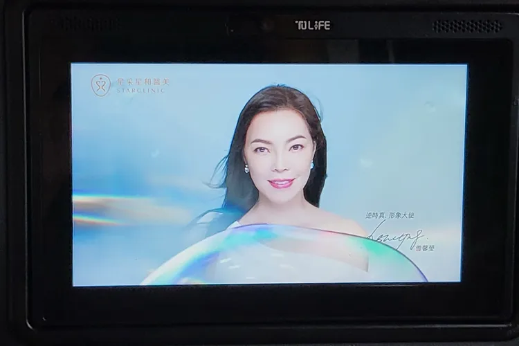 曾馨瑩身穿白色合身削肩禮服拍攝廣告，在55688台灣大車隊上也看得到。特勤中心攝