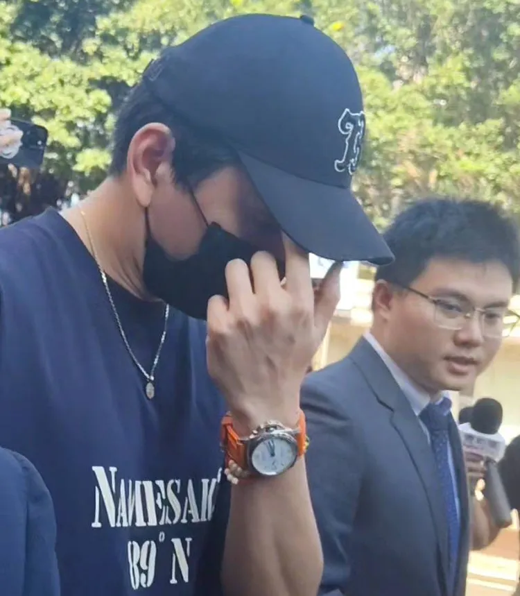 王大陸今天出庭被眼尖的媒體發現，手上戴的是市價約26萬元的沛納海名錶。張欽攝