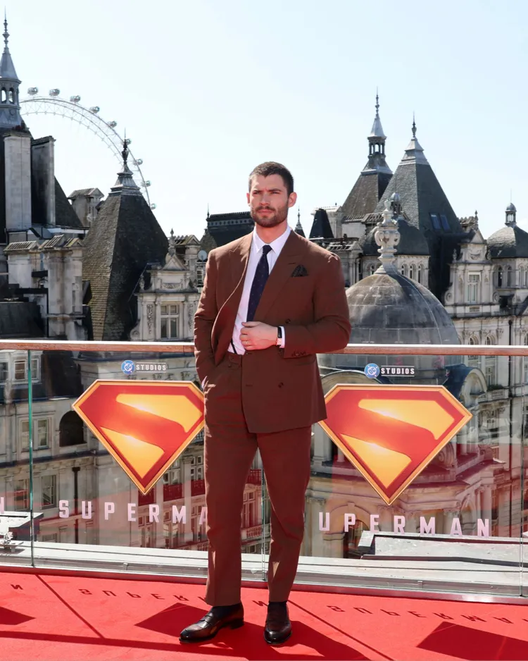 大衛科倫斯韋以鏽紅色雙排扣西裝外套穿出英倫型男風格。品牌提供