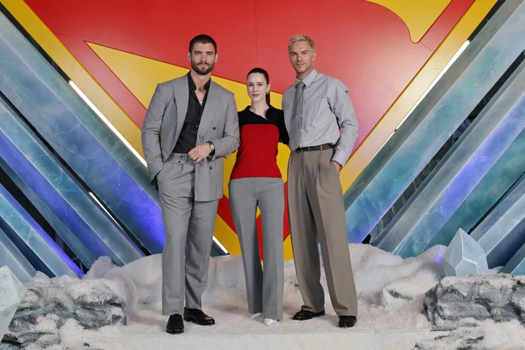 大衛科倫斯韋（左）在洛杉磯出席電影宣傳活動時，穿著dunhill淺灰色雙排扣西裝外套。品牌提供