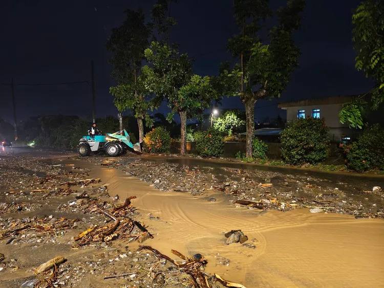 滾滾泥流灌入馬路。鎮公所提供