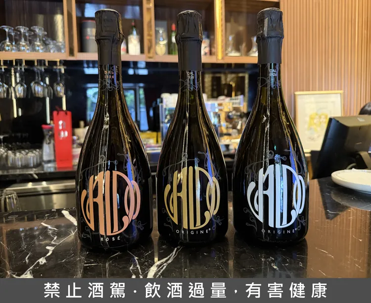 瓦朵現代經典系列氣泡酒，採大槽發酵法後再於瓶中熟成，展現優雅細緻的風味，建議售價720元。黃若綾攝