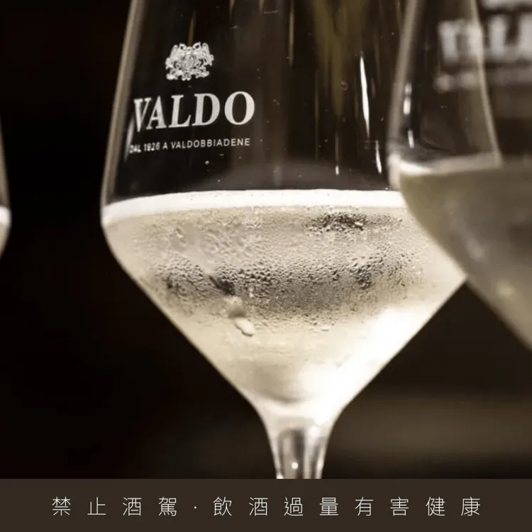 瓦朵酒莊年產超過1900萬瓶葡萄酒，約半數出口至美國、歐洲與亞洲，為當地最大出口商之一。品牌提供