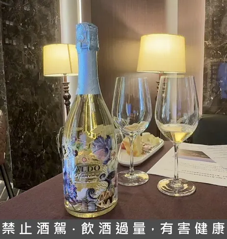 瓦朵海洋之歌白中白氣泡酒，花香與青蘋果香氣清新迷人，氣泡細緻活潑，餘韻帶有宜人微甜，建議售價850元。黃若綾攝