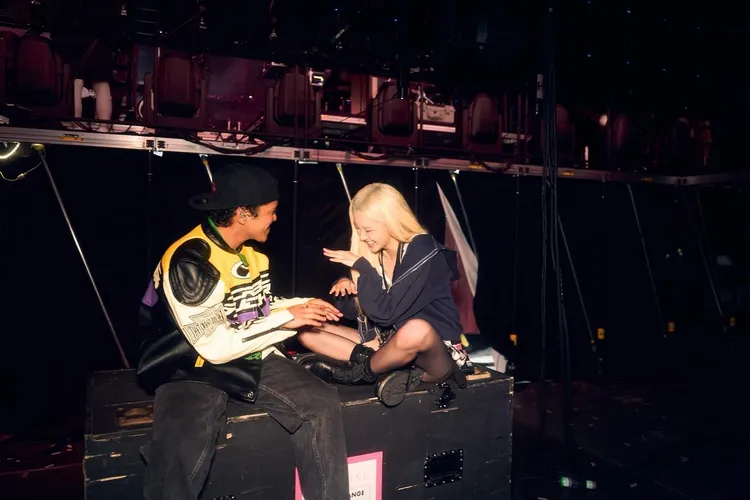 火星人布魯諾（左）擔任BLACKPINK的嘉賓，與ROSÉ合唱。翻攝ROSÉ IG