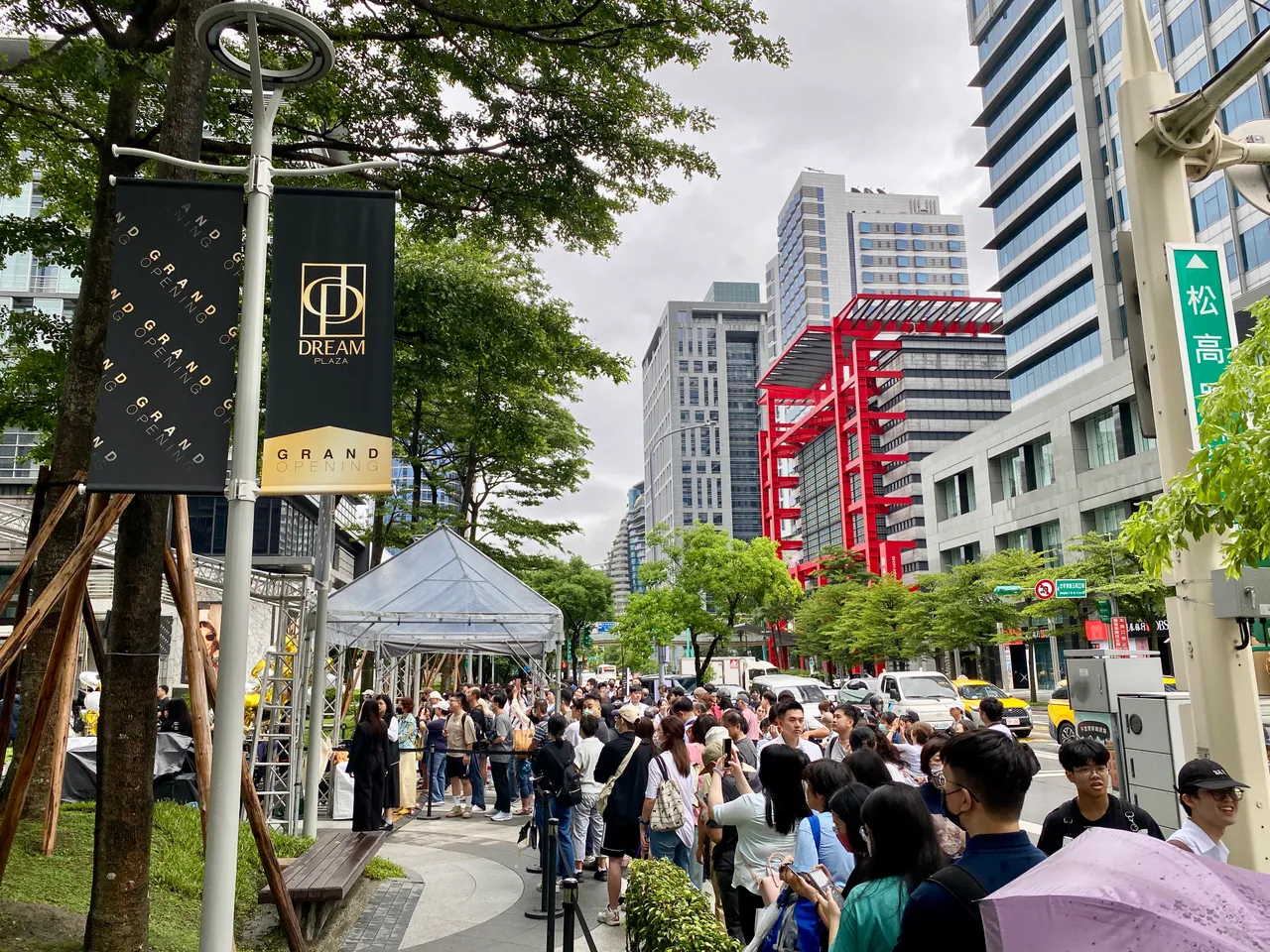 「DREAM PLAZA」今日在风雨中正式对外开幕,现场有近200名民众排队入场,队伍从松高路大门一度蔓延到北市府。庄伟祺摄