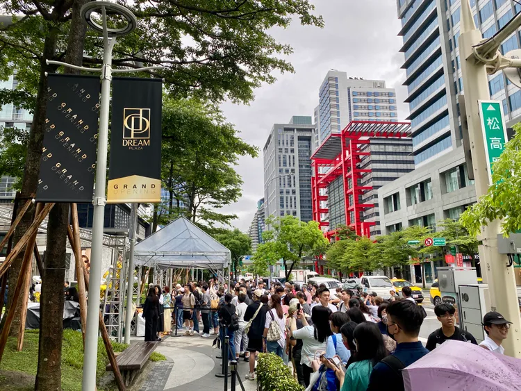「DREAM PLAZA」今日在風雨中正式對外開幕，現場有近200名民眾排隊入場，隊伍從松高路大門一度蔓延到北市府。莊偉祺攝