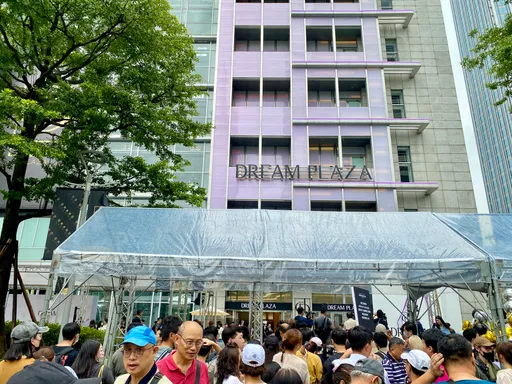 不畏風雨!信義區百貨DREAM PLAZA今開幕 近200人排隊滿到北市府